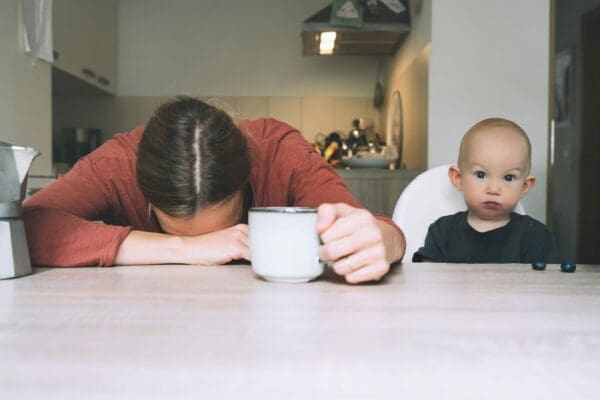 Regret maternel : pourquoi certaines mères aiment leurs enfants mais souffrent d’être mères