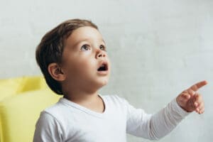 différence entre retard de langage et autisme bébé